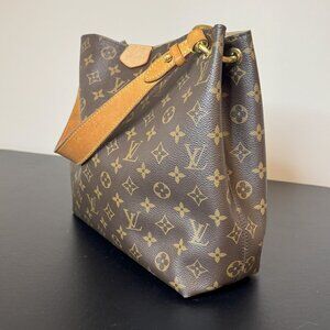 Louis Vuitton Graceful PM hobo in classic Monogram canvas Beige Interior